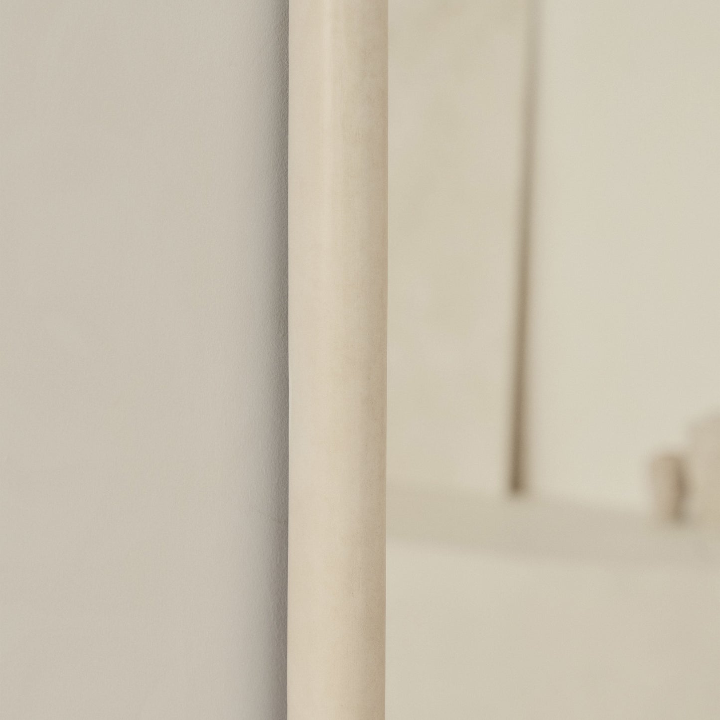 Espejo Curvado de Gran Tamaño Elis – 190 cm x 100 cm en Concreto